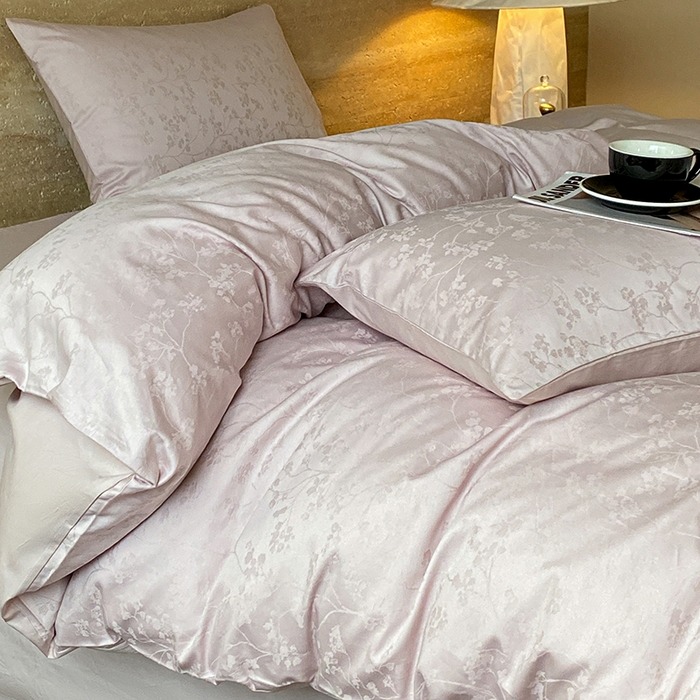 91家纺网 家纺一手货源 找家纺 琪格格纺织 2026新款纯棉全棉60s贡缎轻奢大提花四件套 纯棉贡缎 清影粉紫