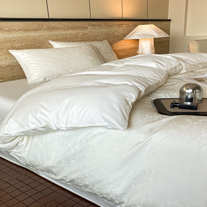 91家纺网 家纺一手货源 找家纺 琪格格纺织 2026新款纯棉全棉60s贡缎轻奢大提花四件套 纯棉贡缎 清影本白