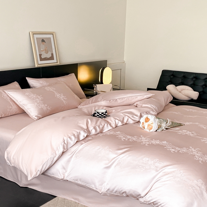 91家纺网 家纺一手货源 找家纺 琪格格纺织 2026新款纯棉全棉60s贡缎轻奢大提花四件套 纯棉贡缎 淡妍香芋紫