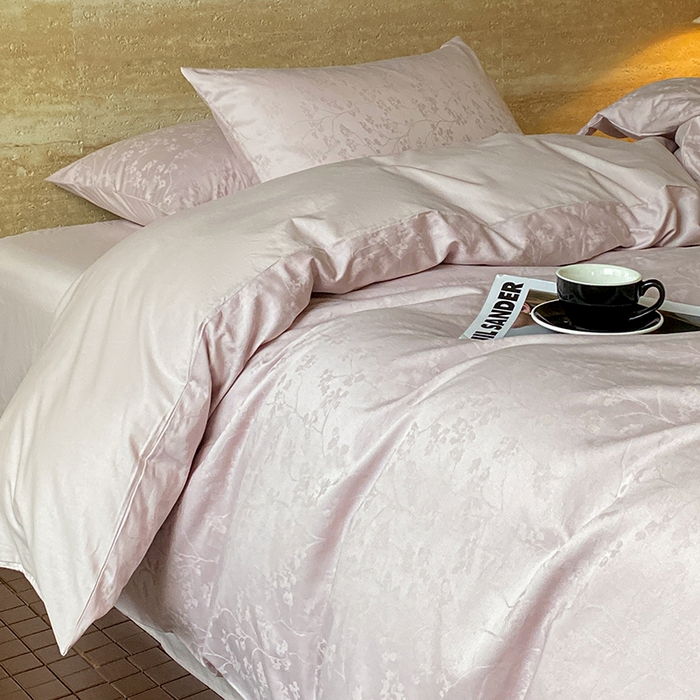 91家纺网 家纺一手货源 找家纺 琪格格纺织 2026新款纯棉全棉60s贡缎轻奢大提花四件套 纯棉贡缎 清影粉紫