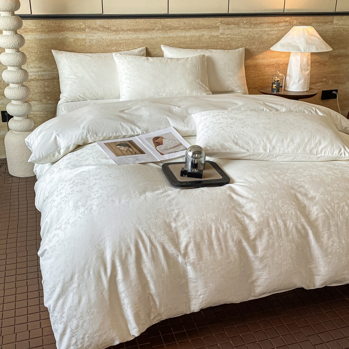 91家纺网 家纺一手货源 找家纺 琪格格纺织 2026新款纯棉全棉60s贡缎轻奢大提花四件套 纯棉贡缎 清影本白