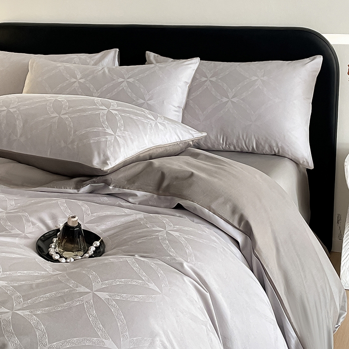 91家纺网 家纺一手货源 找家纺 琪格格纺织 2026新款纯棉全棉60s贡缎轻奢大提花四件套 纯棉贡缎 彩云乐园灰