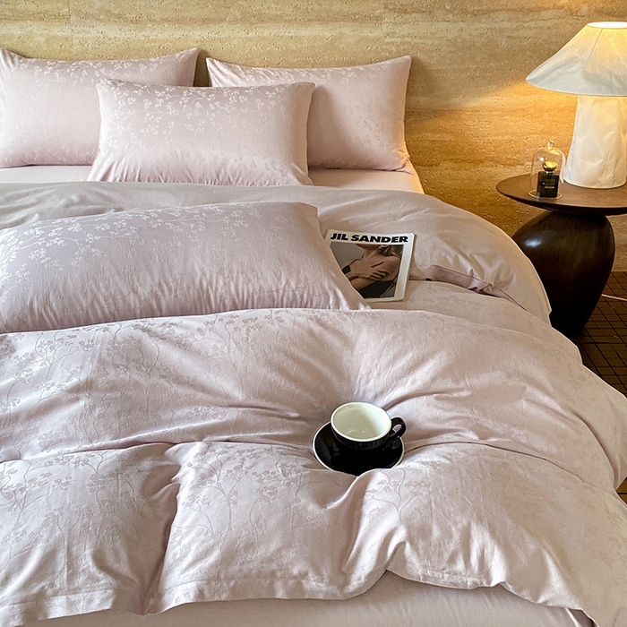 91家纺网 家纺一手货源 找家纺 琪格格纺织 2026新款纯棉全棉60s贡缎轻奢大提花四件套 纯棉贡缎 清影粉紫