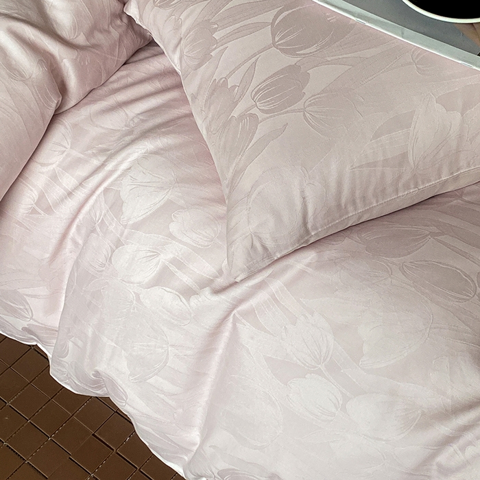 91家纺网 家纺一手货源 找家纺 琪格格纺织 2026新款纯棉全棉60s贡缎轻奢大提花四件套 纯棉贡缎 郁金香粉紫