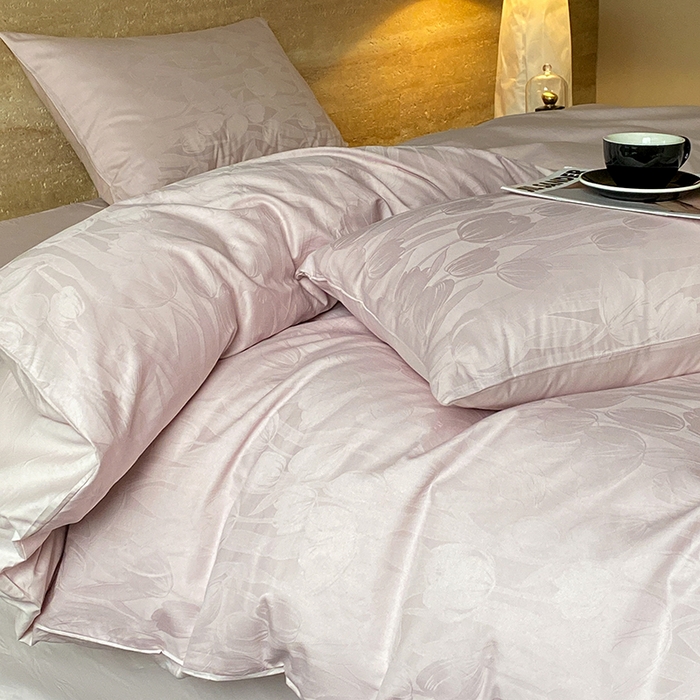 91家纺网 家纺一手货源 找家纺 琪格格纺织 2026新款纯棉全棉60s贡缎轻奢大提花四件套 纯棉贡缎 郁金香粉紫