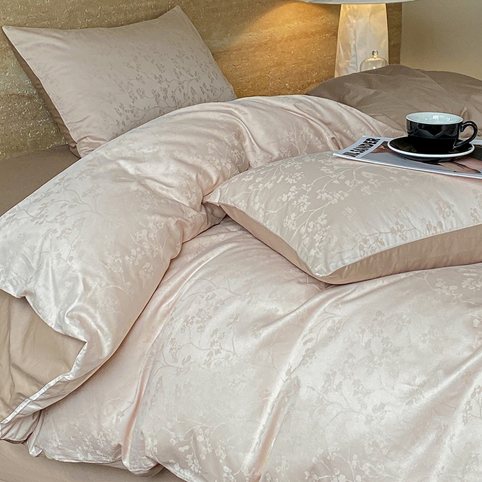 91家纺网 家纺一手货源 找家纺 琪格格纺织 2026新款纯棉全棉60s贡缎轻奢大提花四件套 纯棉贡缎 清影浅咖