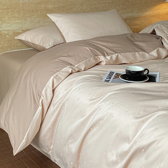 91家纺网 家纺一手货源 找家纺 琪格格纺织 2026新款纯棉全棉60s贡缎轻奢大提花四件套 纯棉贡缎 小爱心浅咖