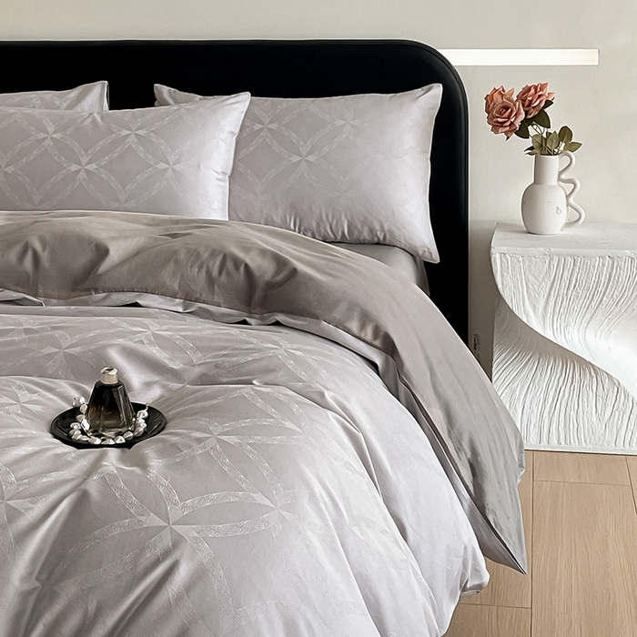 91家纺网 家纺一手货源 找家纺 琪格格纺织 2026新款纯棉全棉60s贡缎轻奢大提花四件套 纯棉贡缎 彩云乐园灰