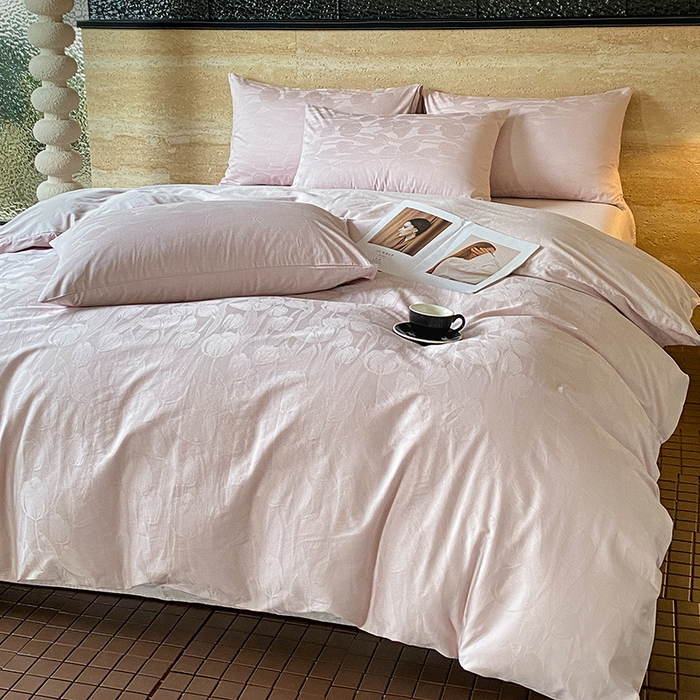 91家纺网 家纺一手货源 找家纺 琪格格纺织 2026新款纯棉全棉60s贡缎轻奢大提花四件套 纯棉贡缎 郁金香粉紫