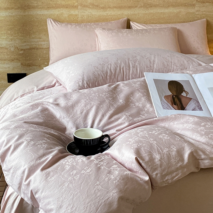 91家纺网 家纺一手货源 找家纺 琪格格纺织 2026新款纯棉全棉60s贡缎轻奢大提花四件套 纯棉贡缎 清影粉紫