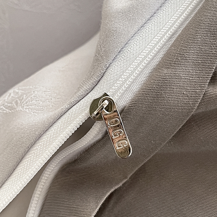 91家纺网 家纺一手货源 找家纺 琪格格纺织 2026新款纯棉全棉60s贡缎轻奢大提花四件套 纯棉贡缎 彩云乐园灰