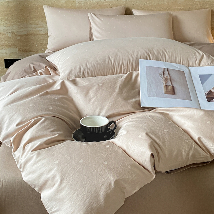 91家纺网 家纺一手货源 找家纺 琪格格纺织 2026新款纯棉全棉60s贡缎轻奢大提花四件套 纯棉贡缎 小爱心浅咖