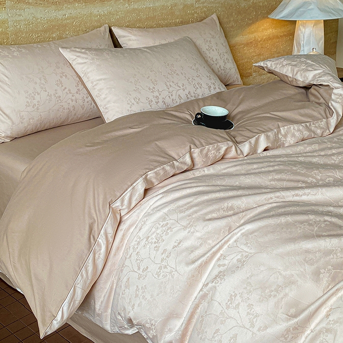 91家纺网 家纺一手货源 找家纺 琪格格纺织 2026新款纯棉全棉60s贡缎轻奢大提花四件套 纯棉贡缎 清影浅咖