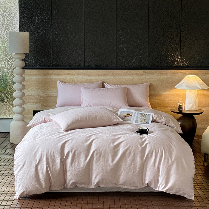 91家纺网 家纺一手货源 找家纺 琪格格纺织 2026新款纯棉全棉60s贡缎轻奢大提花四件套 纯棉贡缎 清影粉紫