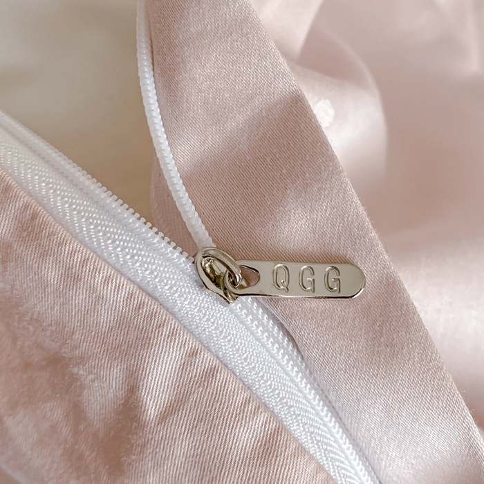 91家纺网 家纺一手货源 找家纺 琪格格纺织 2026新款纯棉全棉60s贡缎轻奢大提花四件套 纯棉贡缎提花 小爱心香芋紫