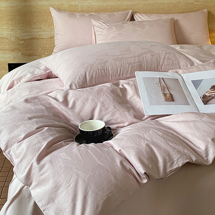 91家纺网 家纺一手货源 找家纺 琪格格纺织 2026新款纯棉全棉60s贡缎轻奢大提花四件套 纯棉贡缎 郁金香粉紫