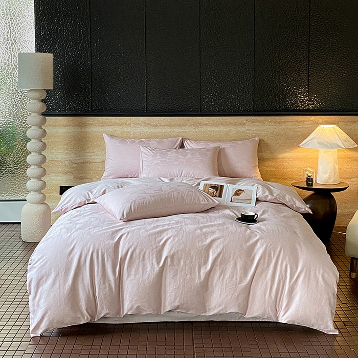 91家纺网 家纺一手货源 找家纺 琪格格纺织 2026新款纯棉全棉60s贡缎轻奢大提花四件套 纯棉贡缎 郁金香粉紫