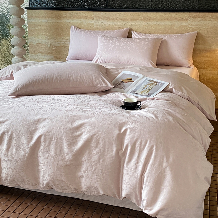 91家纺网 家纺一手货源 找家纺 琪格格纺织 2026新款纯棉全棉60s贡缎轻奢大提花四件套 纯棉贡缎 清影粉紫