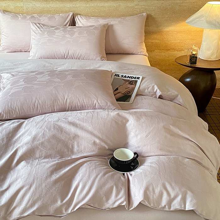 91家纺网 家纺一手货源 找家纺 琪格格纺织 2026新款纯棉全棉60s贡缎轻奢大提花四件套 纯棉贡缎 郁金香粉紫