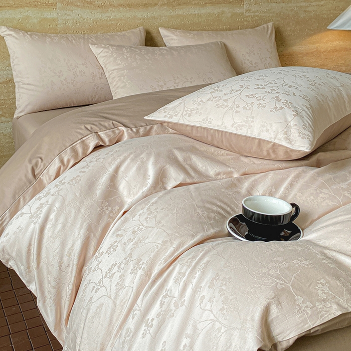 91家纺网 家纺一手货源 找家纺 琪格格纺织 2026新款纯棉全棉60s贡缎轻奢大提花四件套 纯棉贡缎 清影浅咖