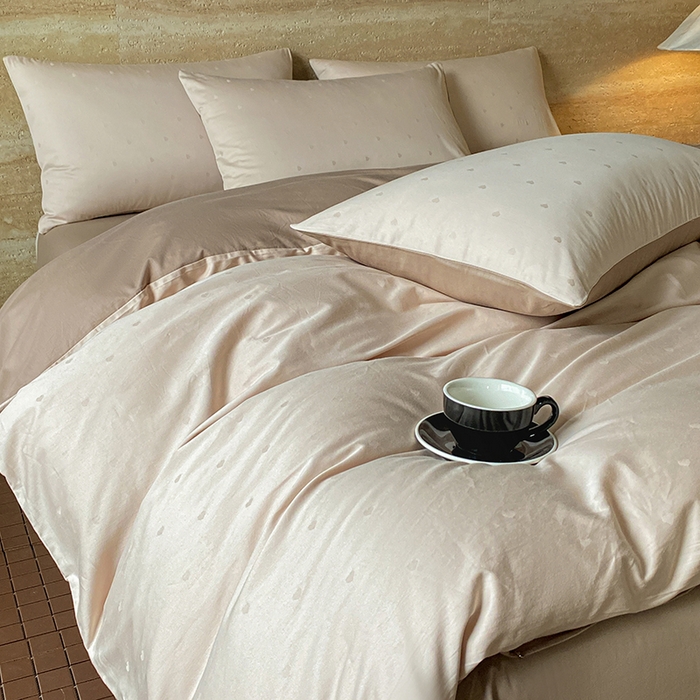 91家纺网 家纺一手货源 找家纺 琪格格纺织 2026新款纯棉全棉60s贡缎轻奢大提花四件套 纯棉贡缎 小爱心浅咖