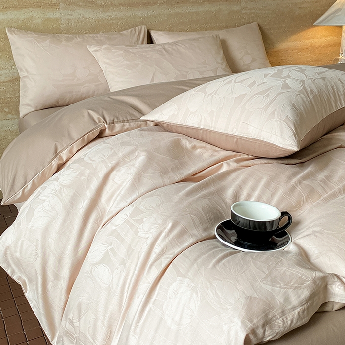 91家纺网 家纺一手货源 找家纺 琪格格纺织 2026新款纯棉全棉60s贡缎轻奢大提花四件套 纯棉贡缎 郁金香卡其