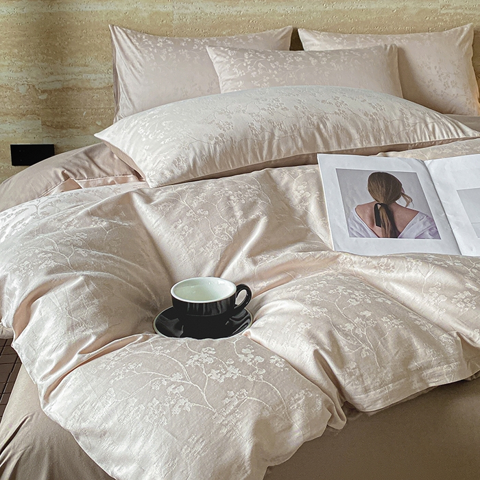 91家纺网 家纺一手货源 找家纺 琪格格纺织 2026新款纯棉全棉60s贡缎轻奢大提花四件套 纯棉贡缎 清影浅咖