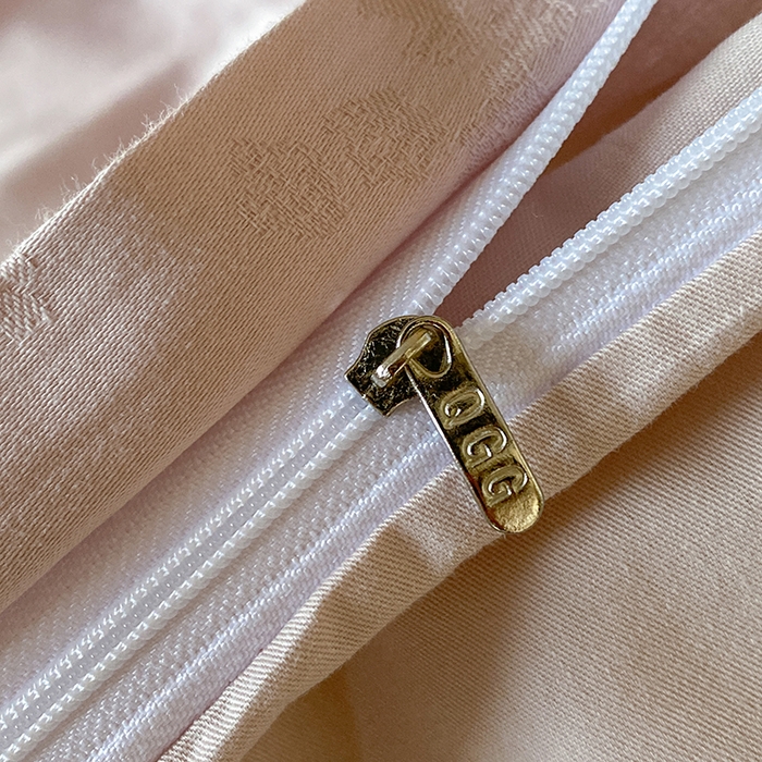 91家纺网 家纺一手货源 找家纺 琪格格纺织 2026新款纯棉全棉60s贡缎轻奢大提花四件套 纯棉贡缎 清影粉紫