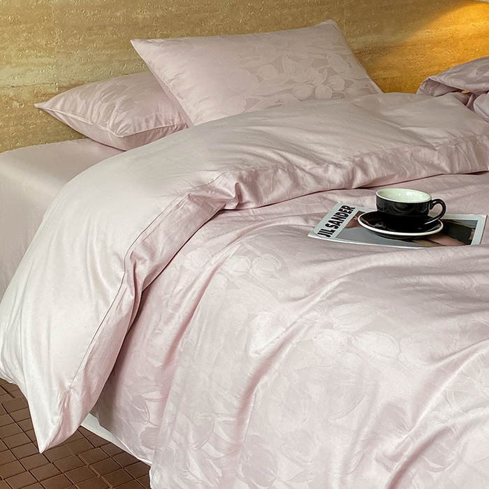 91家纺网 家纺一手货源 找家纺 琪格格纺织 2026新款纯棉全棉60s贡缎轻奢大提花四件套 纯棉贡缎 郁金香粉紫