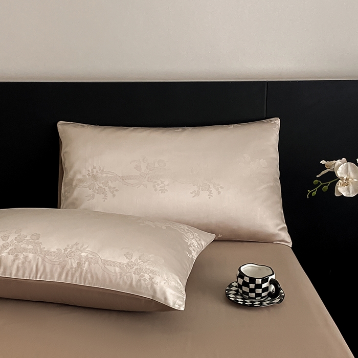 91家纺网 家纺一手货源 找家纺 琪格格纺织 2026新款纯棉全棉60s贡缎轻奢大提花四件套 纯棉贡缎 花淡妍