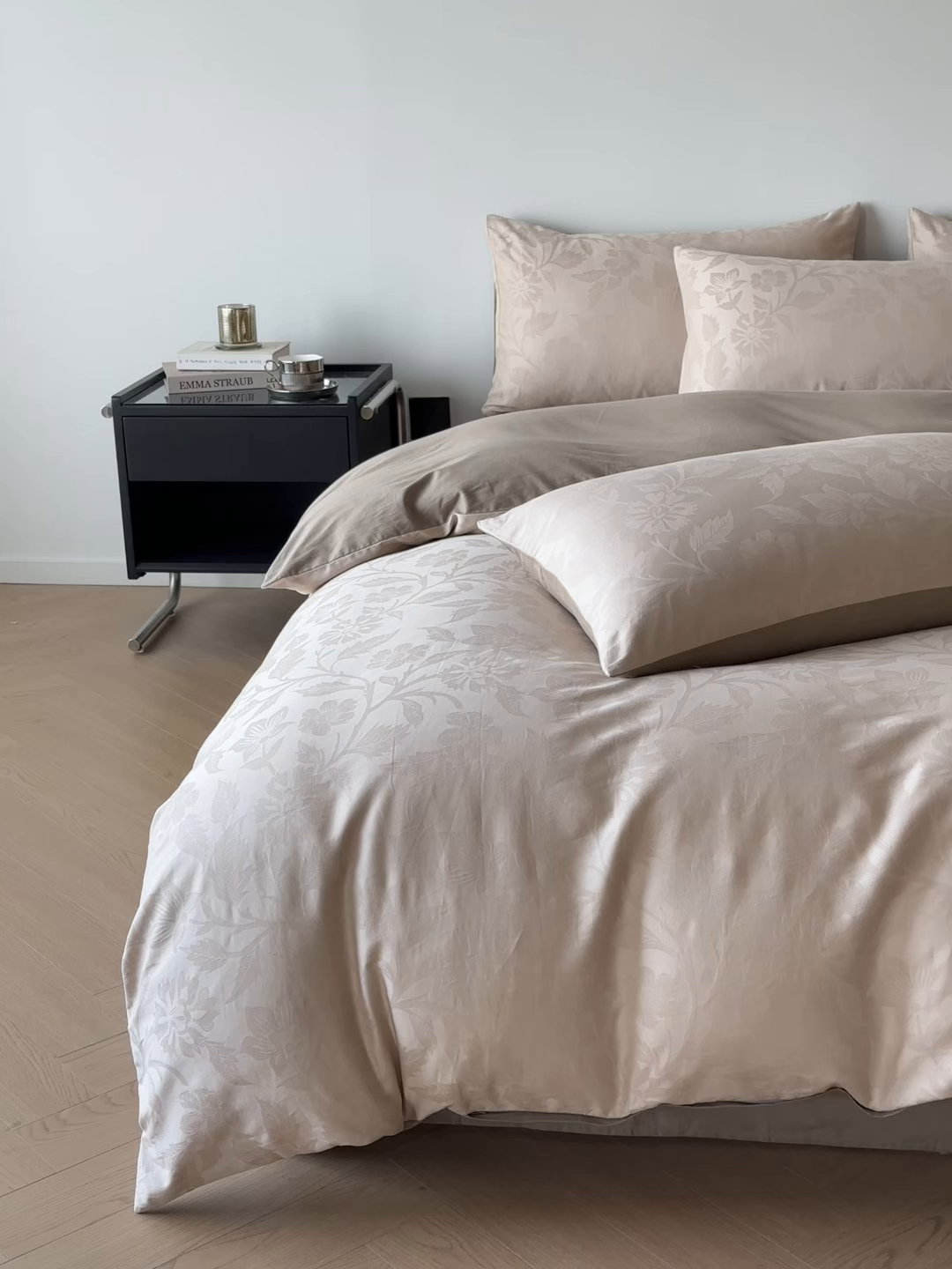 91家纺网 家纺一手货源 找家纺 琪格格纺织 2026新款纯棉全棉60s贡缎轻奢大提花四件套 纯棉贡缎 风浅浅棕