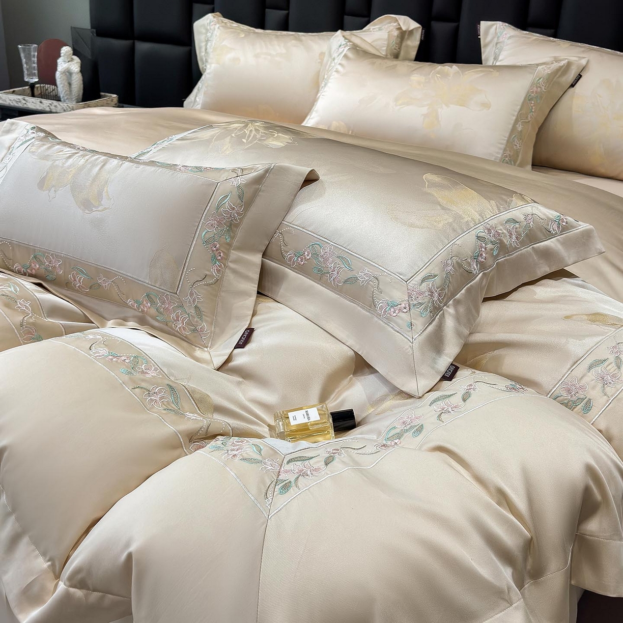 91家纺网 家纺一手货源 找家纺 2026新款轻奢风A类厚织提花长绒棉纯棉四件套100全棉高档重工刺绣被套床单床笠 薇澜-太妃金