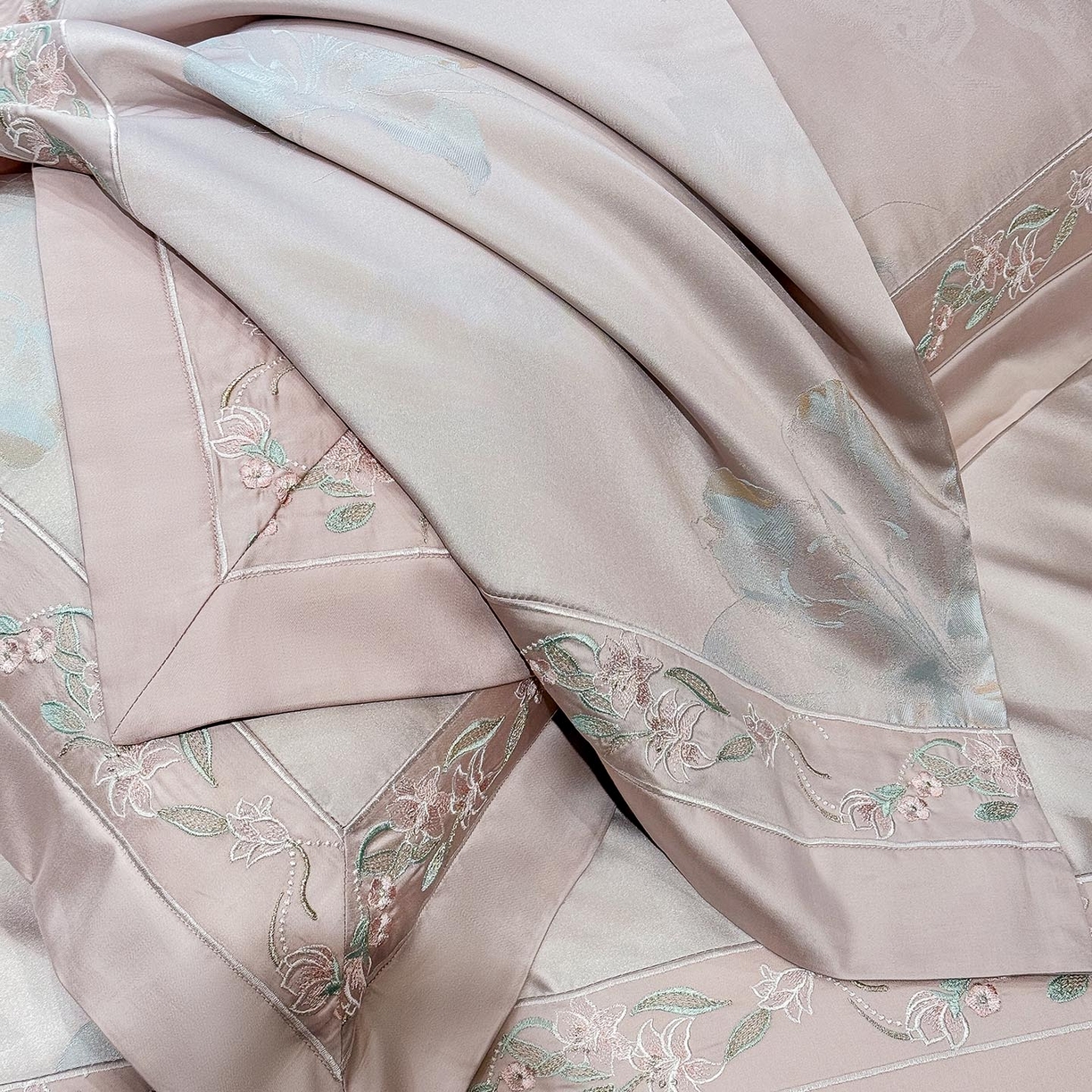 91家纺网 家纺一手货源 找家纺 2026新款轻奢风A类厚织提花长绒棉纯棉四件套100全棉高档重工刺绣被套床单床笠 薇澜-凝烟粉