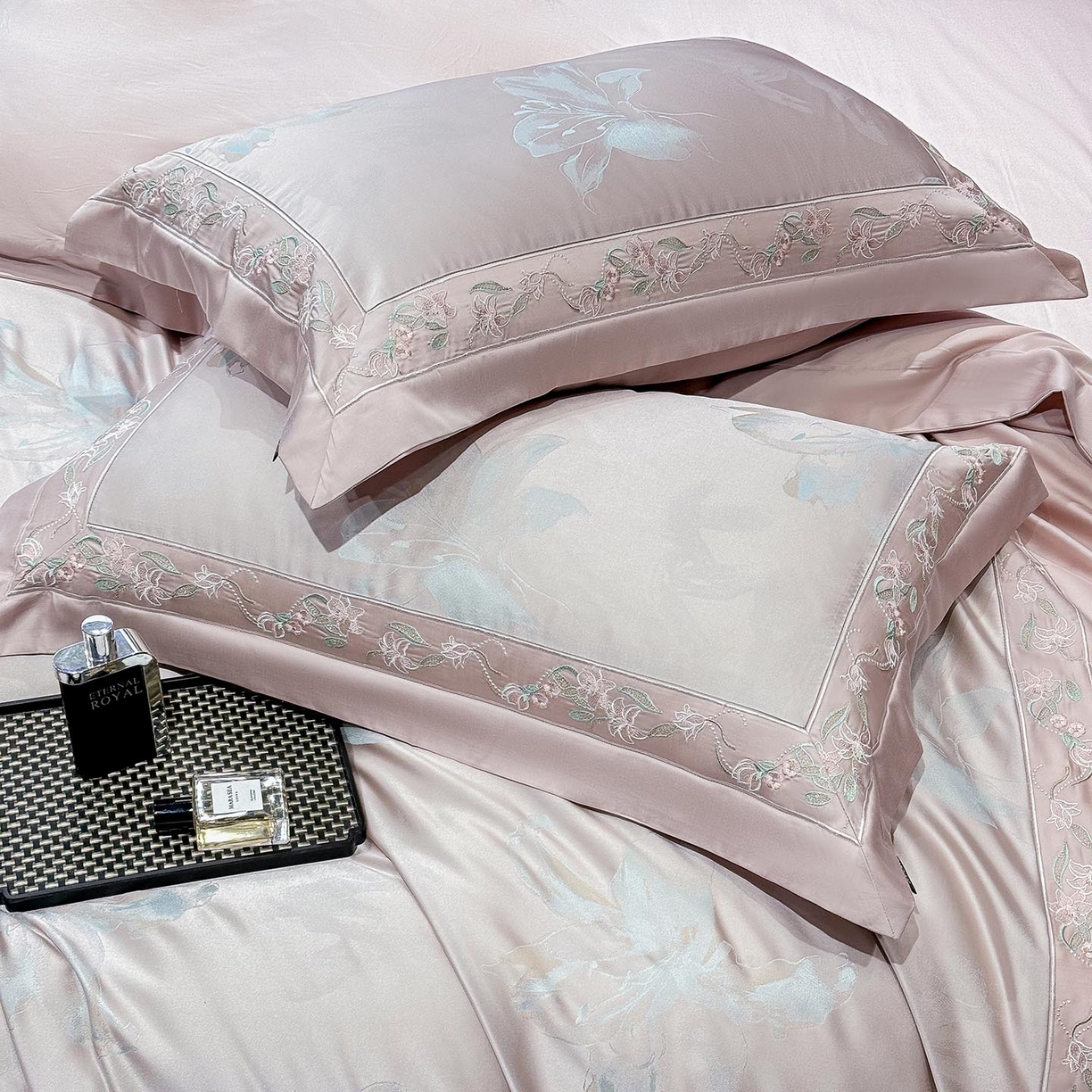 91家纺网 家纺一手货源 找家纺 2026新款轻奢风A类厚织提花长绒棉纯棉四件套100全棉高档重工刺绣被套床单床笠 薇澜-凝烟粉