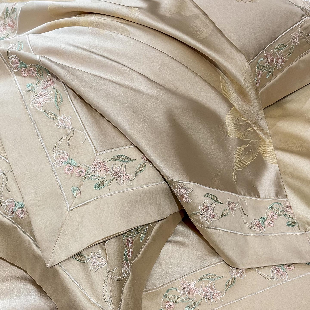 91家纺网 家纺一手货源 找家纺 2026新款轻奢风A类厚织提花长绒棉纯棉四件套100全棉高档重工刺绣被套床单床笠 薇澜-太妃金