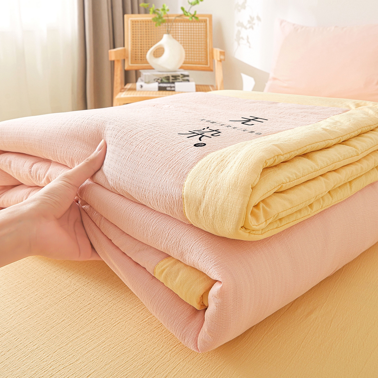 91家纺网 家纺一手货源 找家纺 晓时候 2026A类云感双层纱夏被四件套新疆棉花被无染夏凉被空调被 樱花粉+柠檬黄