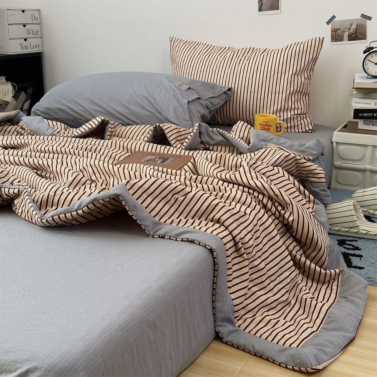 91家纺网 家纺一手货源 找家纺 拾一 2026新款简约日式条纹软糯水洗棉木棉夏凉被四件套单件空调被 夏凉被 奶茶-棕条