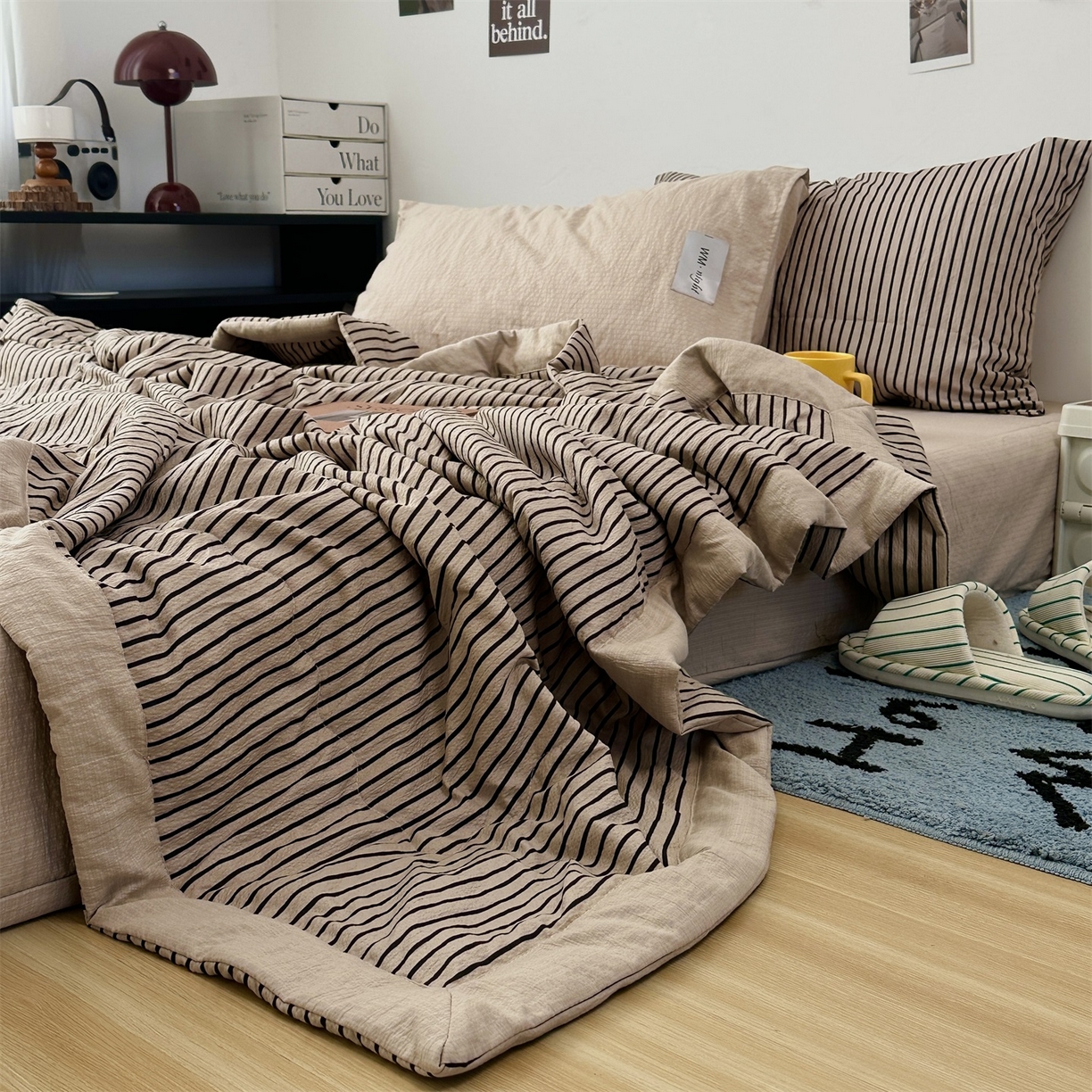 91家纺网 家纺一手货源 找家纺 拾一 2026新款简约日式条纹软糯水洗棉木棉夏凉被四件套单件空调被 夏凉被 灰-黑条