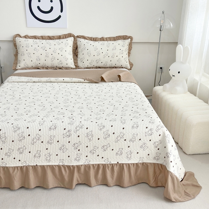 91家纺网 家纺一手货源 找家纺 赛琳 2026新款水洗棉花边床盖单件床盖四季通用夹棉床盖 床盖单件 咖啡小熊