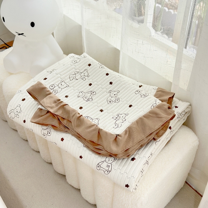 91家纺网 家纺一手货源 找家纺 赛琳 2026新款水洗棉花边床盖单件床盖四季通用夹棉床盖 床盖单件 咖啡小熊