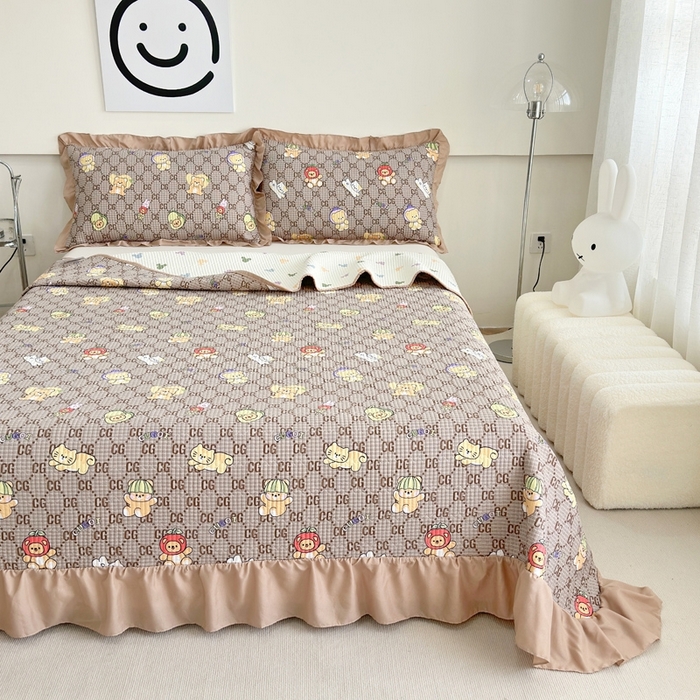 91家纺网 家纺一手货源 找家纺 赛琳 2026新款水洗棉花边床盖单件床盖四季通用夹棉床盖 床盖单件 格子小熊