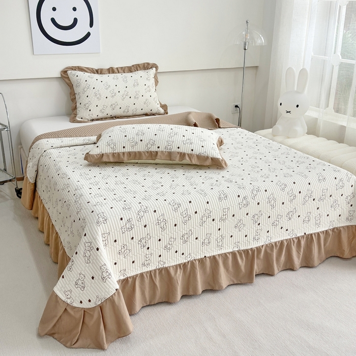 91家纺网 家纺一手货源 找家纺 赛琳 2026新款水洗棉花边床盖单件床盖四季通用夹棉床盖 床盖单件 咖啡小熊