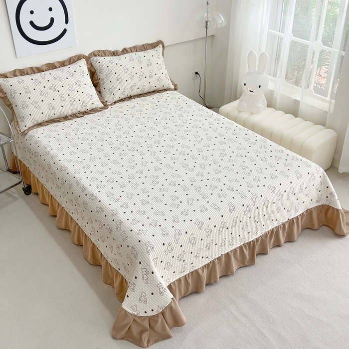 91家纺网 家纺一手货源 找家纺 赛琳 2026新款水洗棉花边床盖单件床盖四季通用夹棉床盖 床盖单件 咖啡小熊