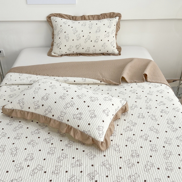 91家纺网 家纺一手货源 找家纺 赛琳 2026新款水洗棉花边床盖单件床盖四季通用夹棉床盖 床盖单件 咖啡小熊