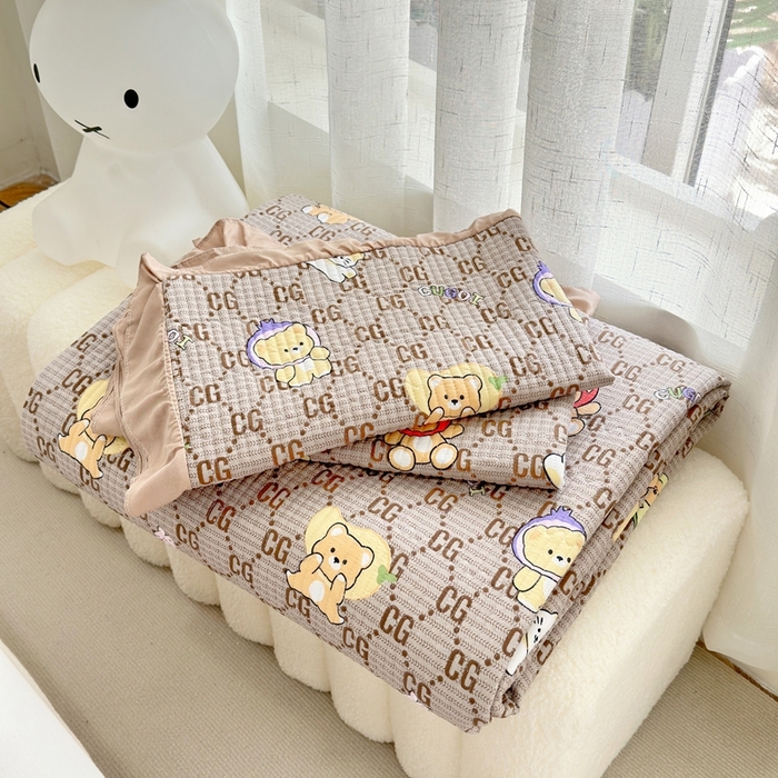 91家纺网 家纺一手货源 找家纺 赛琳 2026新款水洗棉花边床盖单件床盖四季通用夹棉床盖 床盖单件 格子小熊