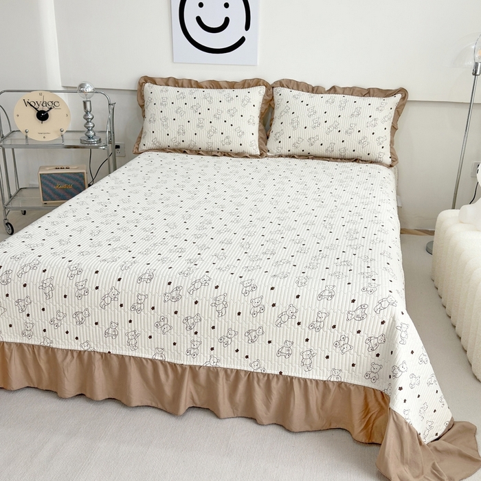 91家纺网 家纺一手货源 找家纺 赛琳 2026新款水洗棉花边床盖单件床盖四季通用夹棉床盖 床盖单件 咖啡小熊