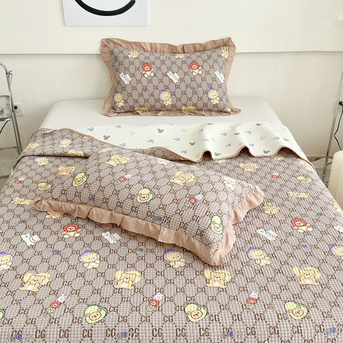 91家纺网 家纺一手货源 找家纺 赛琳 2026新款水洗棉花边床盖单件床盖四季通用夹棉床盖 床盖单件 格子小熊