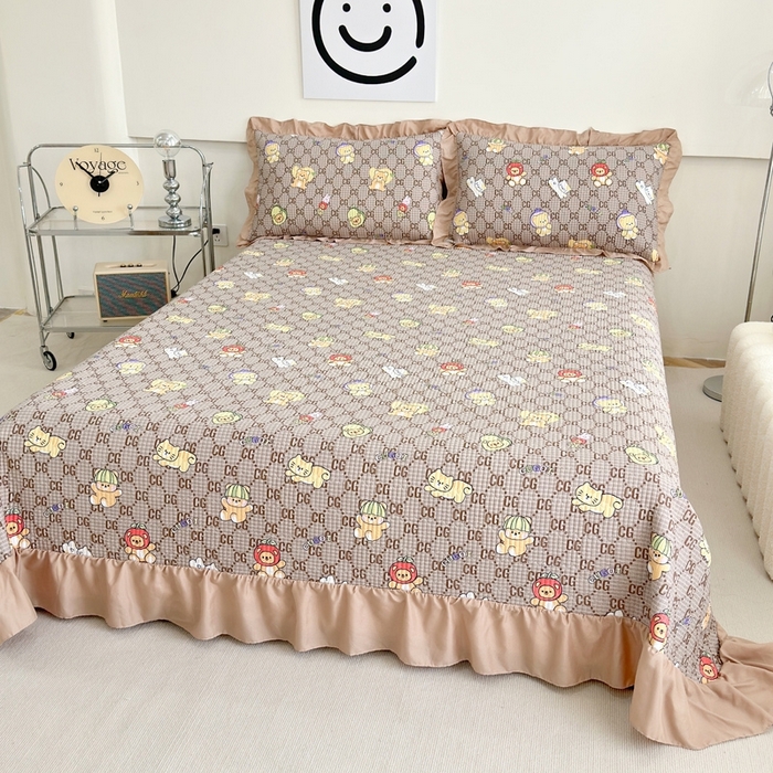 91家纺网 家纺一手货源 找家纺 赛琳 2026新款水洗棉花边床盖单件床盖四季通用夹棉床盖 床盖单件 格子小熊