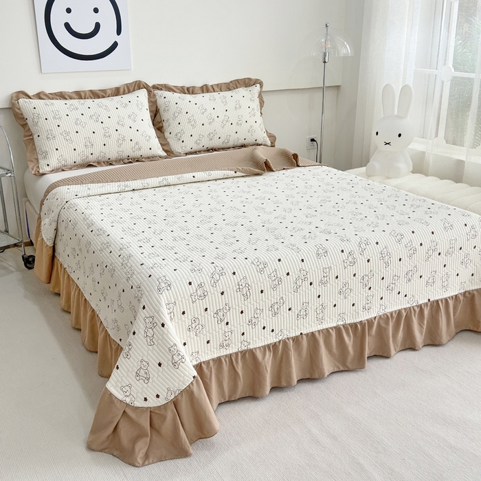 91家纺网 家纺一手货源 找家纺 赛琳 2026新款水洗棉花边床盖单件床盖四季通用夹棉床盖 床盖单件 咖啡小熊