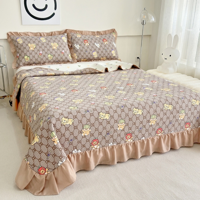 91家纺网 家纺一手货源 找家纺 赛琳 2026新款水洗棉花边床盖单件床盖四季通用夹棉床盖 床盖单件 格子小熊